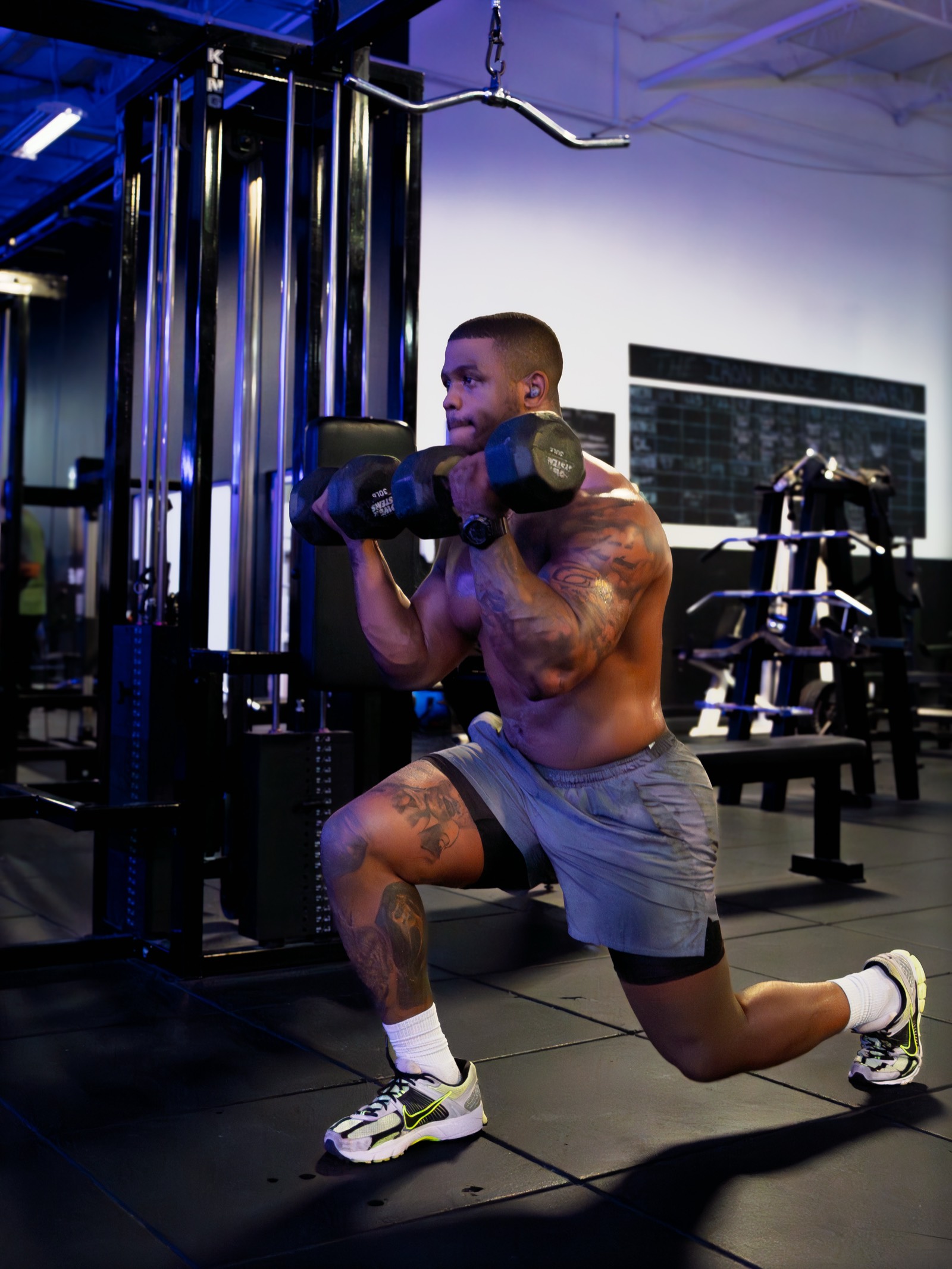 Dumbbell walking lunges